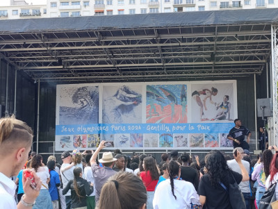 Fond de scène avec des visuels du calendrier pour les JO de Paris - 2024